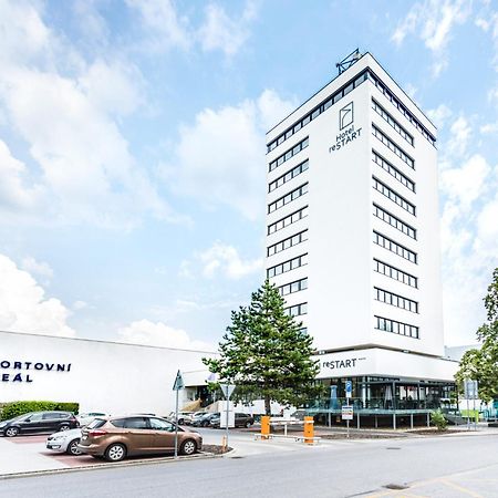 Hotel Restart Superior Йичин Экстерьер фото
