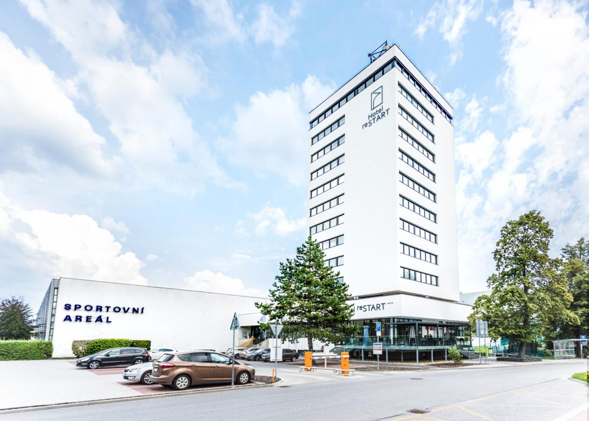 Hotel Restart Superior Йичин Экстерьер фото